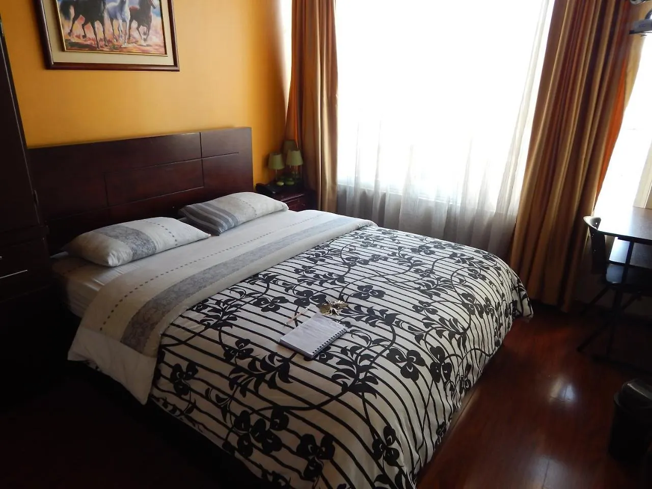 Hostal El Roble Quito Guest house