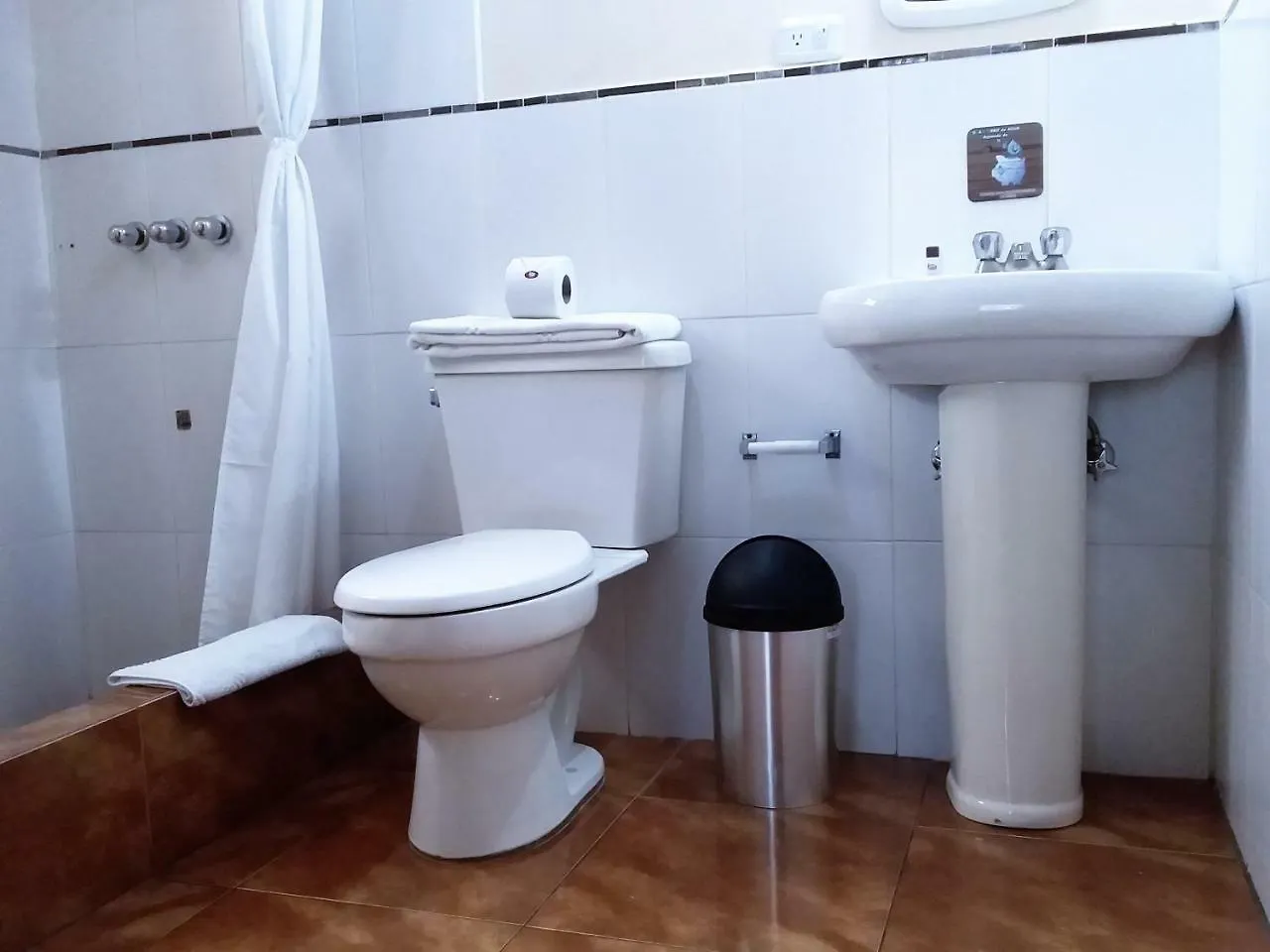 Hostal El Roble Quito Guest house